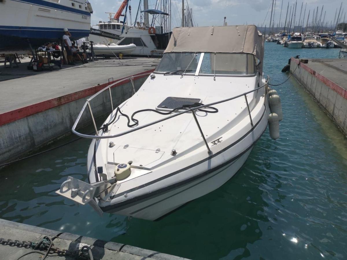 Port De Saint Laurent Du Var - Bateau Moteur Hotel Exterior foto